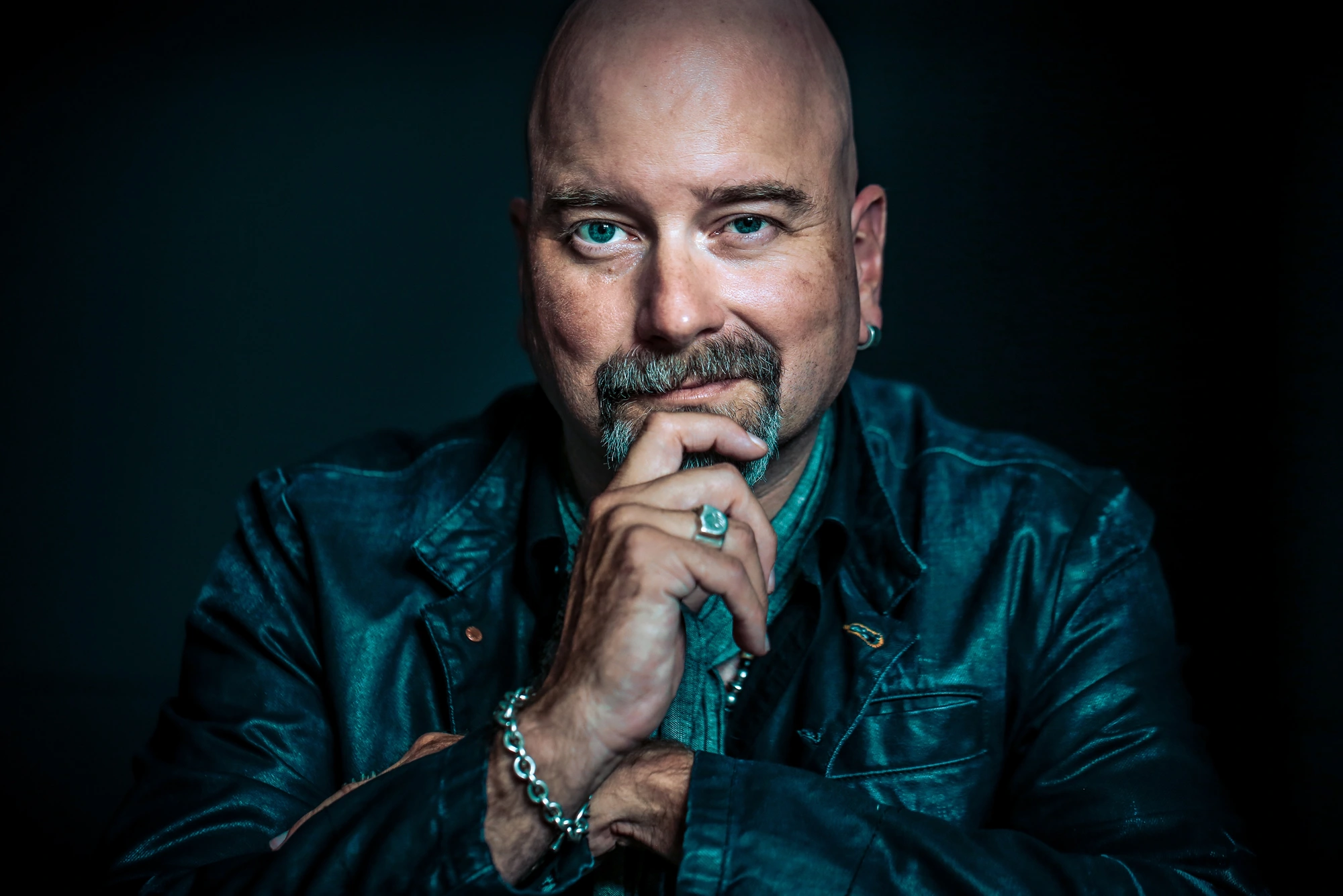 Bild von Bernhard Schweizer, Organisationsentwickler und Executive Coach aus der Schweiz, porträtiert vor vor blauem Hintergrund. Begleitet Unternehmen, KMU und Führungskräfte in er Deutschschweiz, in Luzern, Zug, Zürich, Bern und Basel in Organisationsentwicklung, Change Management, Leadership Coaching Nachfolgeplanung und Kulturentwicklung aus der Schweiz